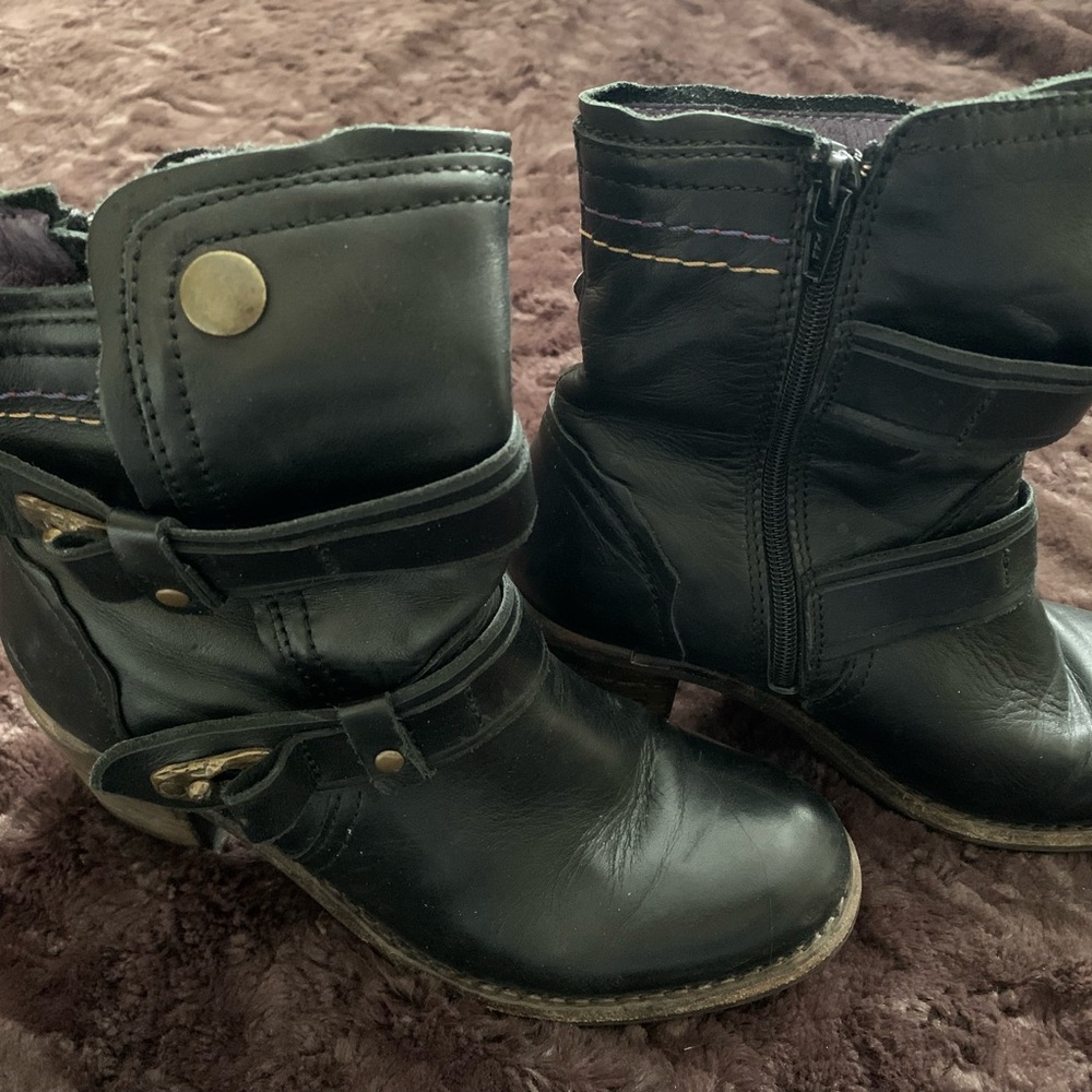 TAOS black leather, ankle booties, size 7